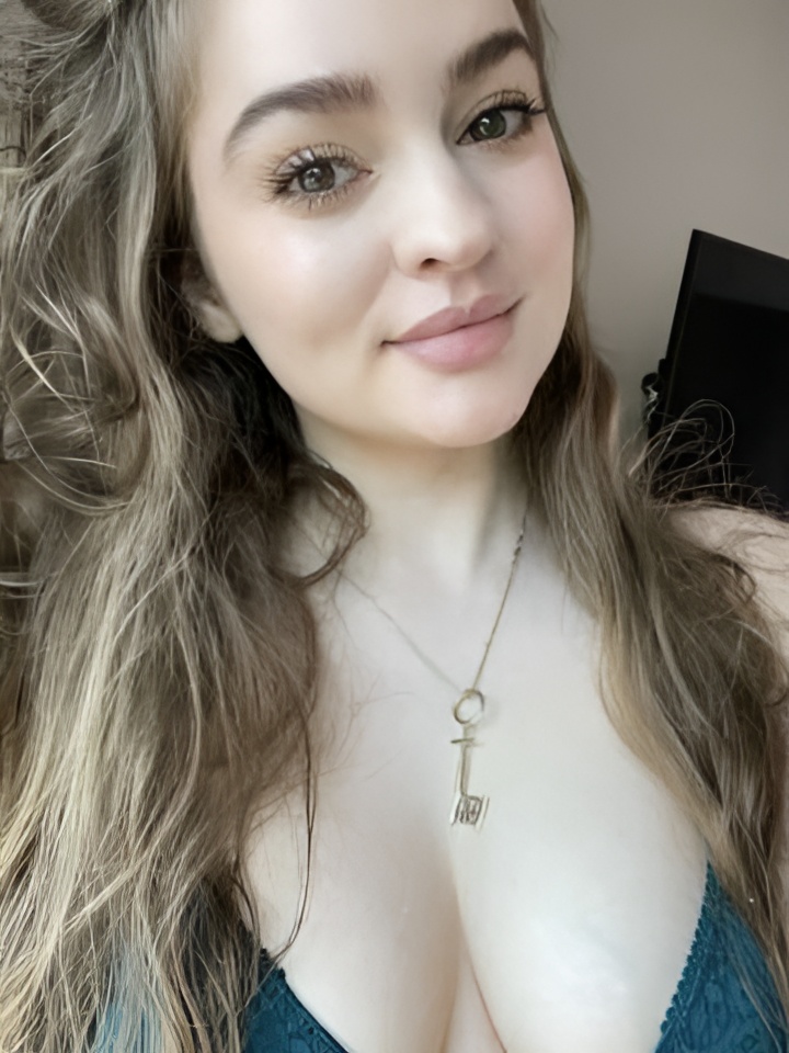 Софа привлекальеная девушка из Амурзет цена от 4000 руб